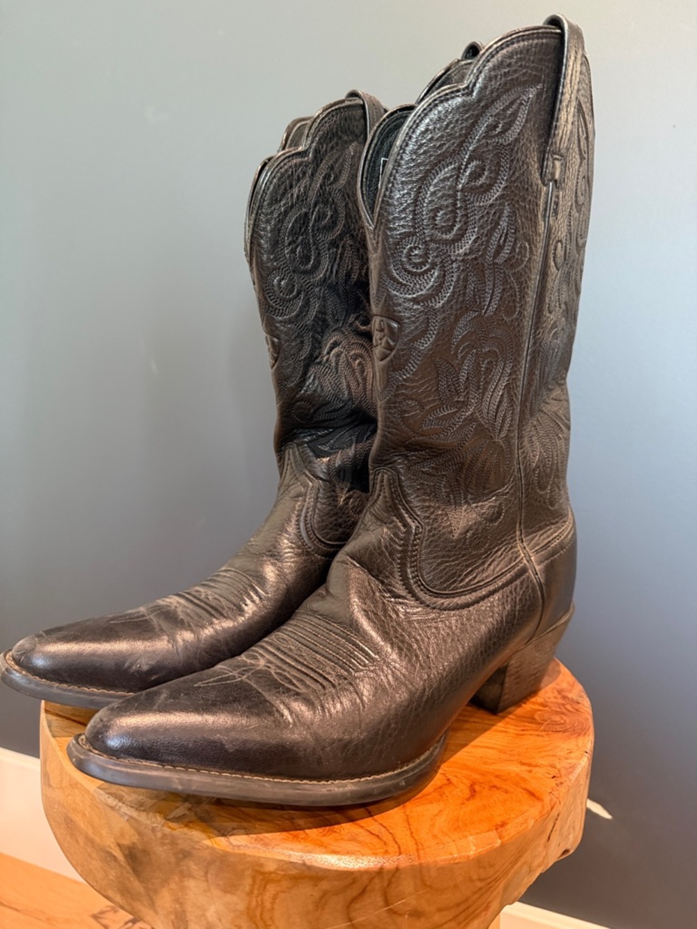 Ariat Black Leather Western Pull-On cowboy Boots. Size 7.5